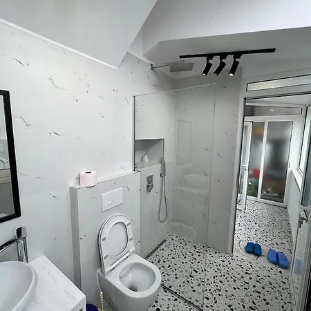 Comfort Apartament In * 地拉那